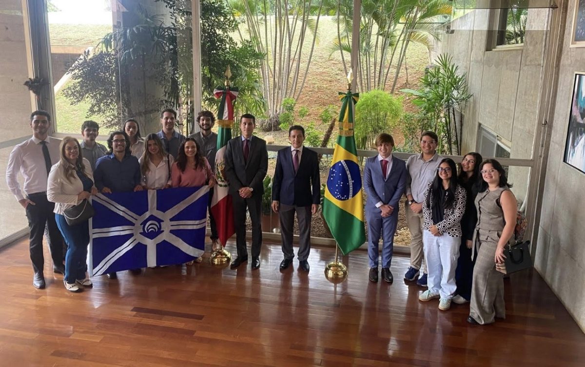 Embaixada recebe estudantes de Direito da UNIFOR para visita institucional