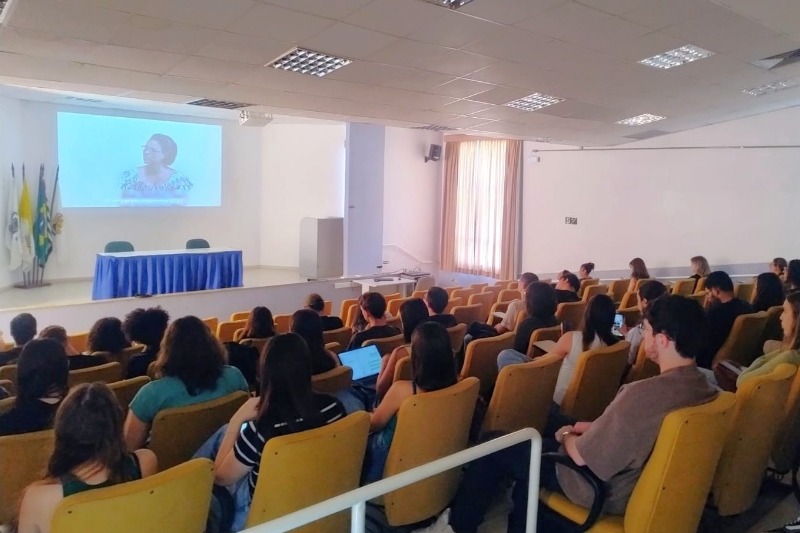 Estudantes de Relações Internacionais participam de evento com embaixadora do Brasil em Ruanda