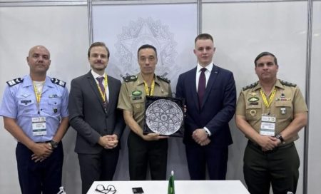 República Tcheca amplia cooperação em defesa durante a LAAD 2026 em São Paulo
