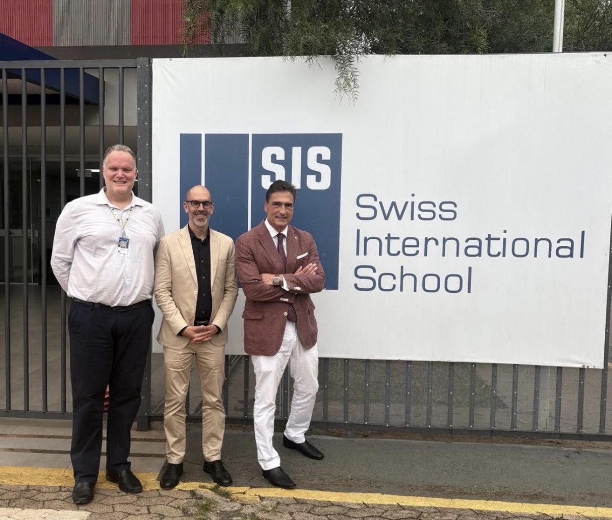 Embaixador da Suíça visita escola internacional em Brasília
