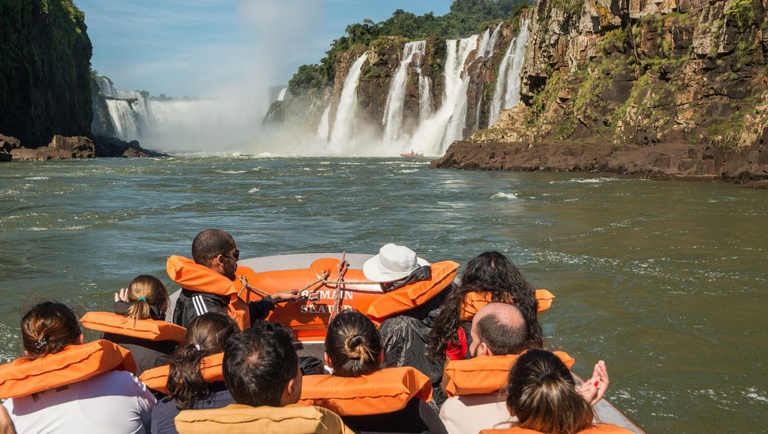 Brasil bate recorde histórico de turistas internacionais em março e no 1º trimestre de 2026
