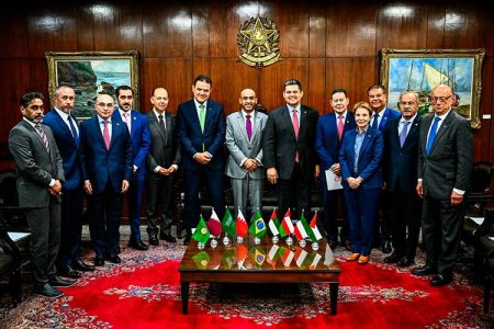 Davi Alcolumbre recebe embaixadores de países do Golfo e defende fortalecimento do diálogo diplomático em cenário internacional desafiador