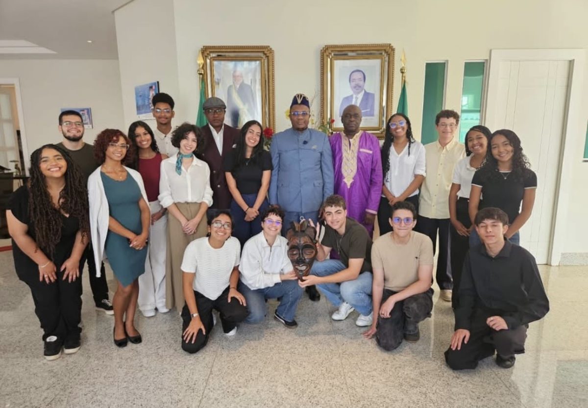 Embaixada de Cameroun no Brasil recebe jovens estudantes em iniciativa de diplomacia cultural