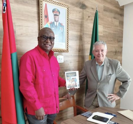 Embaixador da Guiné-Bissau recebe professor especialista em África Ocidental para discutir cooperação e desenvolvimento