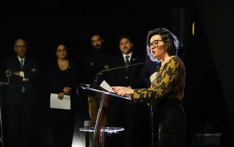 Ministra Janine Mello destaca importância do direito à memória na abertura de exposição da Cruz Vermelha Internacional em Brasília