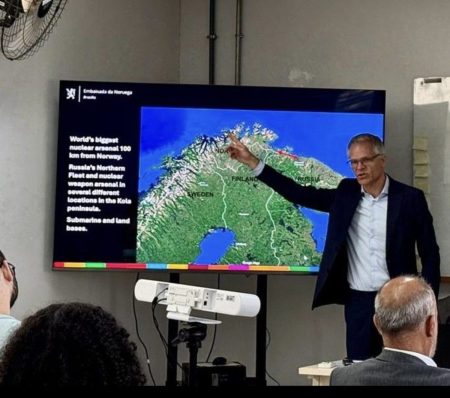 Embaixador da Noruega debate desafios da política externa global em palestra na UnB