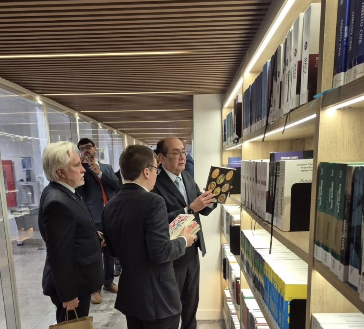 Estante de Livros Ucranianos é inaugurada no IDP em Brasília