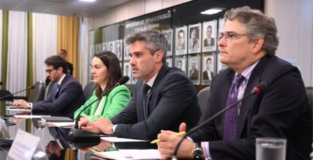 Brasil e União Europeia ampliam parceria em energia e minerais críticos em reunião no MME