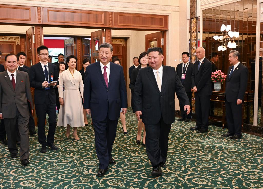 Xi e Kim comprometem-se a levar adiante a grande amizade tradicional China-RPDC através de gerações