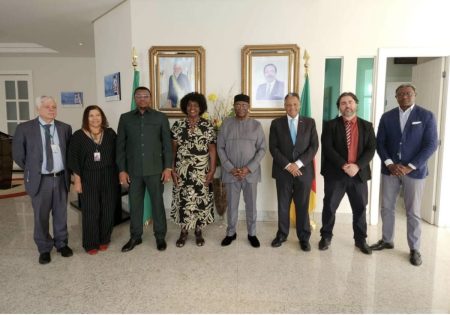 Embaixador de Cameroun recebe deputada Benedita da Silva para fortalecer cooperação entre África e Brasil