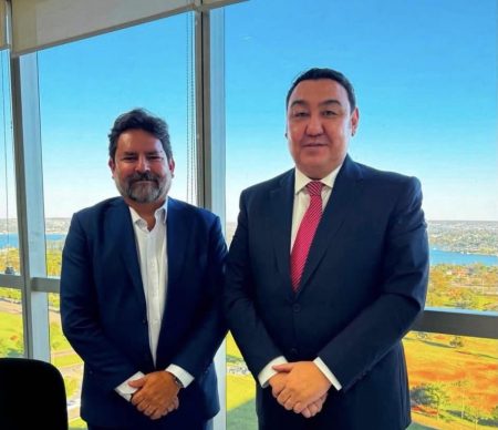 Embaixador do Cazaquistão apresenta reformas políticas ao Tribunal Superior Eleitoral