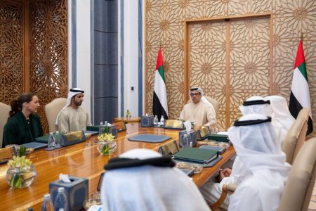 Mansour bin Zayed preside primeira reunião de 2026 do Conselho do Fundo de Abu Dhabi para o Desenvolvimento