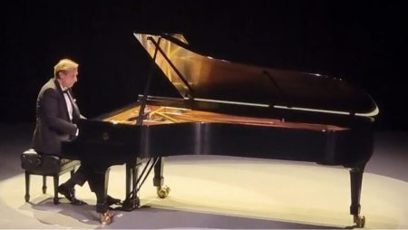 Pianista tcheco Ivo Kahánek emociona o público em recital no Teatro Poupex, em Brasília