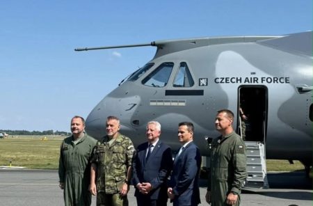 República Tcheca recebe primeira aeronave Embraer C-390 Millennium e reforça parceria estratégica com o Brasil
