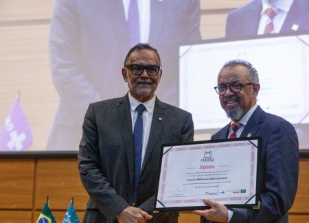 Diretor-geral da OMS recebe título de Doutor Honoris Causa da Fiocruz