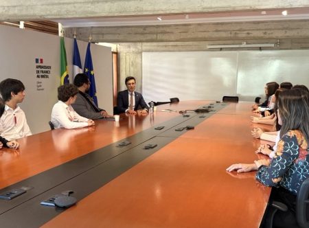 Estudantes da Escola Eleva, de Recife, conhecem o cotidiano da diplomacia na Embaixada da França no Brasil