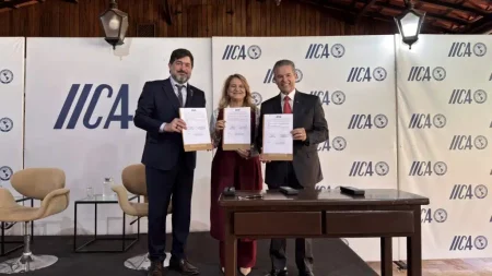 Gabriel Delgado, Representante do IICA no Brasil; Silvia Massruhá, Presidente da EMBRAPA; e André de Paula, Ministro da Agricultura e Pecuária do Brasil.
