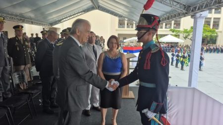 Ministro da Defesa entrega espadim ao primeiro colocado da turma de cadetes da Aman