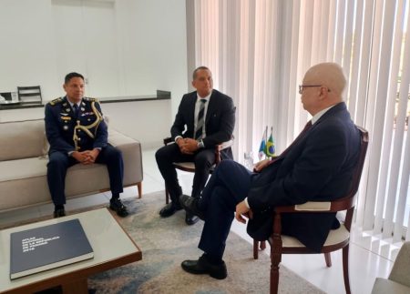 Embaixador do Panamá recebe secretário-geral do Ministério da Segurança Pública durante Cúpula do BID em Brasília