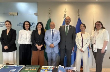Embaixador do Chile no Brasil recebe delegação chilena em encontro na OPAS