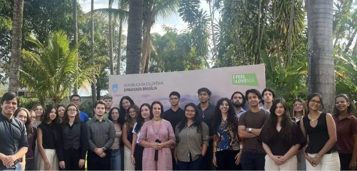 Diplomacia na prática: alunas e alunos de Relações Internacionais visitam a Embaixada da Eslovênia