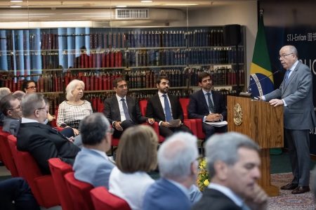 STJ incorpora coleção especial de A. A. Cançado Trindade à sua biblioteca