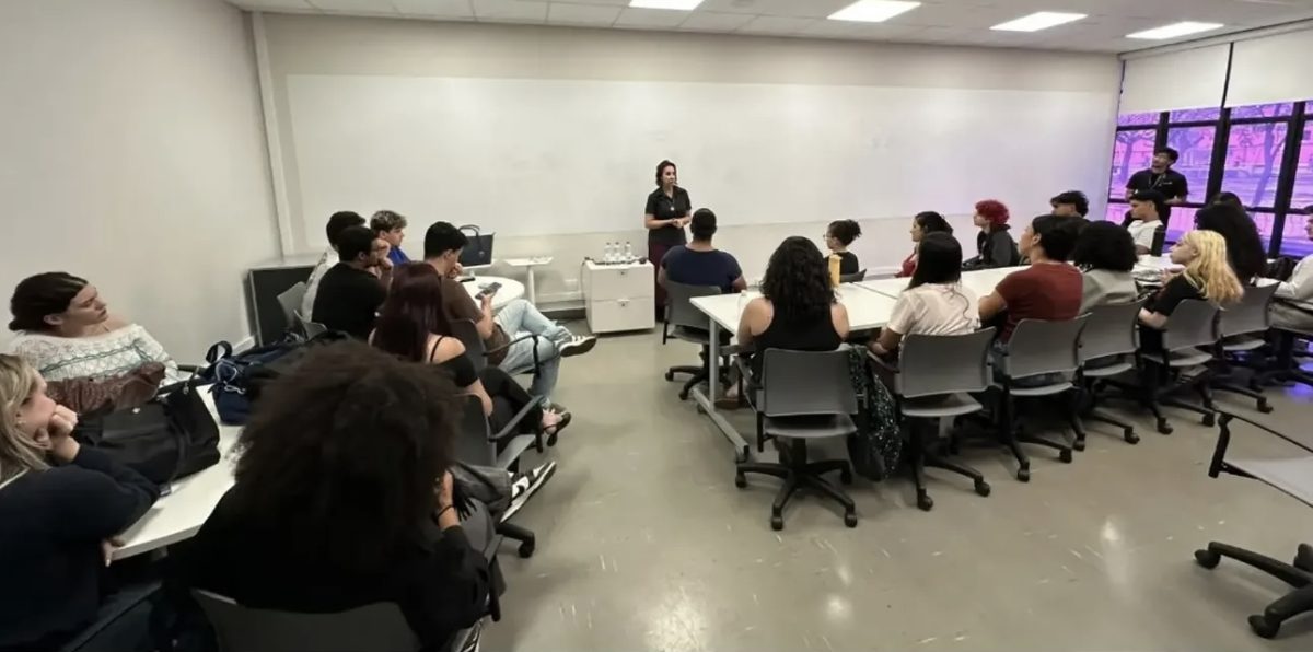 Embaixadora da Eslovênia debate diplomacia e conflitos internacionais em universidade de Brasília