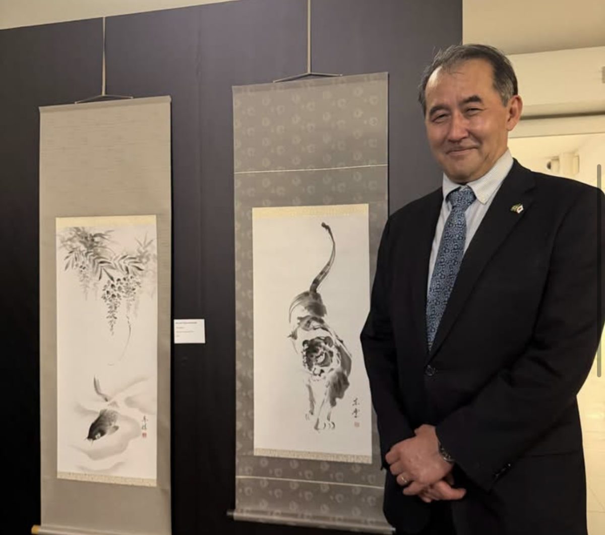 Embaixador do Japão prestigia exposição que celebra a natureza brasileira por meio da arte japonesa