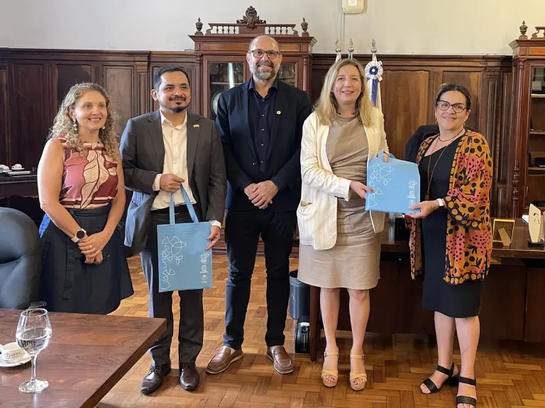 Susie Abbott e Jorge Malaver recebem kit de boas vindas da Diretoria de Relações Internacionais e Interinstitucionais (DRII) - Foto: Maria Fernanda Sueth.
