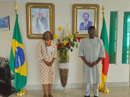 Embaixador de Cameroun recebe nova embaixadora do Gabão no Brasil